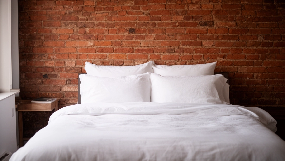 cegla w sypialni za lozkiem