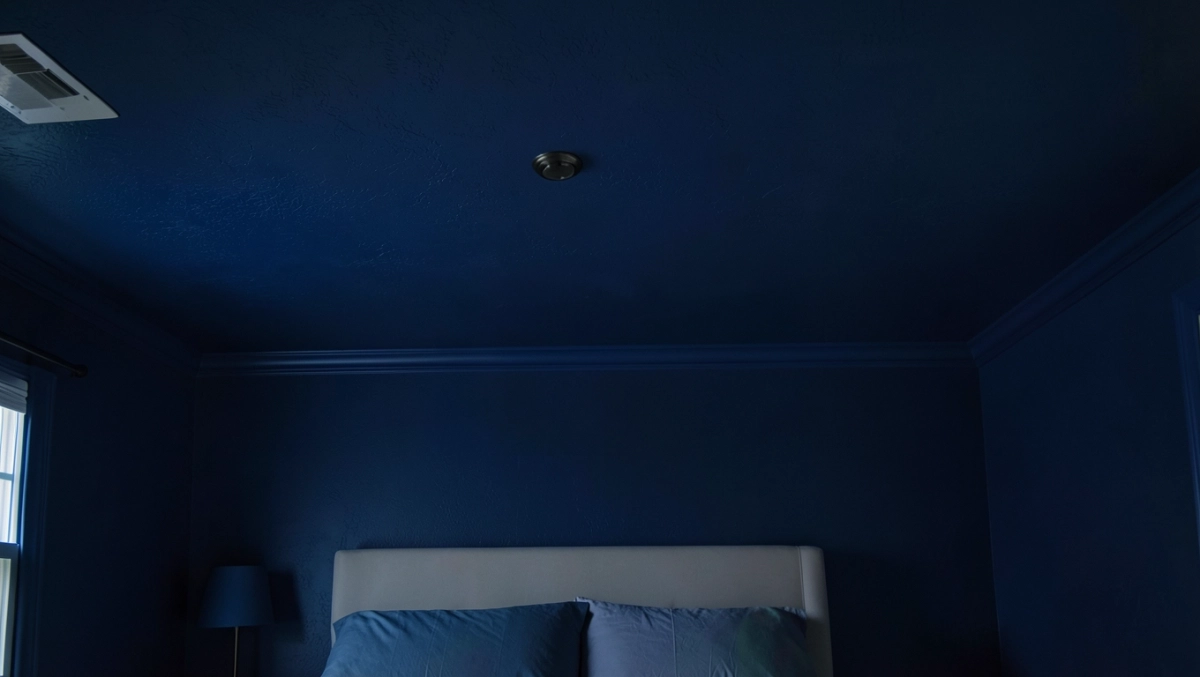 Granatowy sufit w sypialni