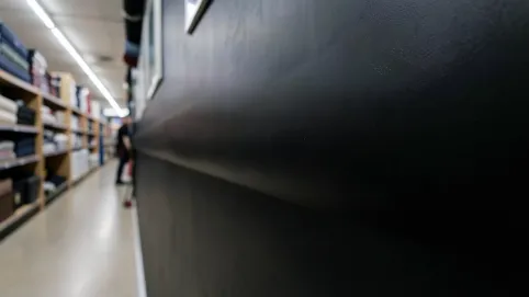 czy czarna tapeta nadaje się do sypialni