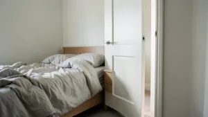 Drzwi do sypialni otwierane na zewnątrz