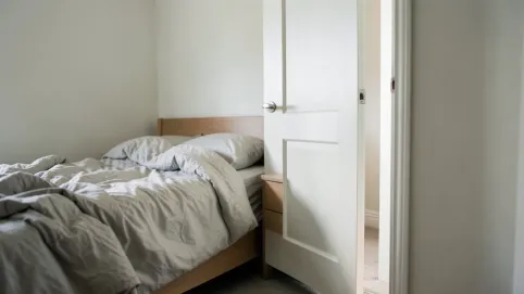 Drzwi do sypialni otwierane na zewnątrz