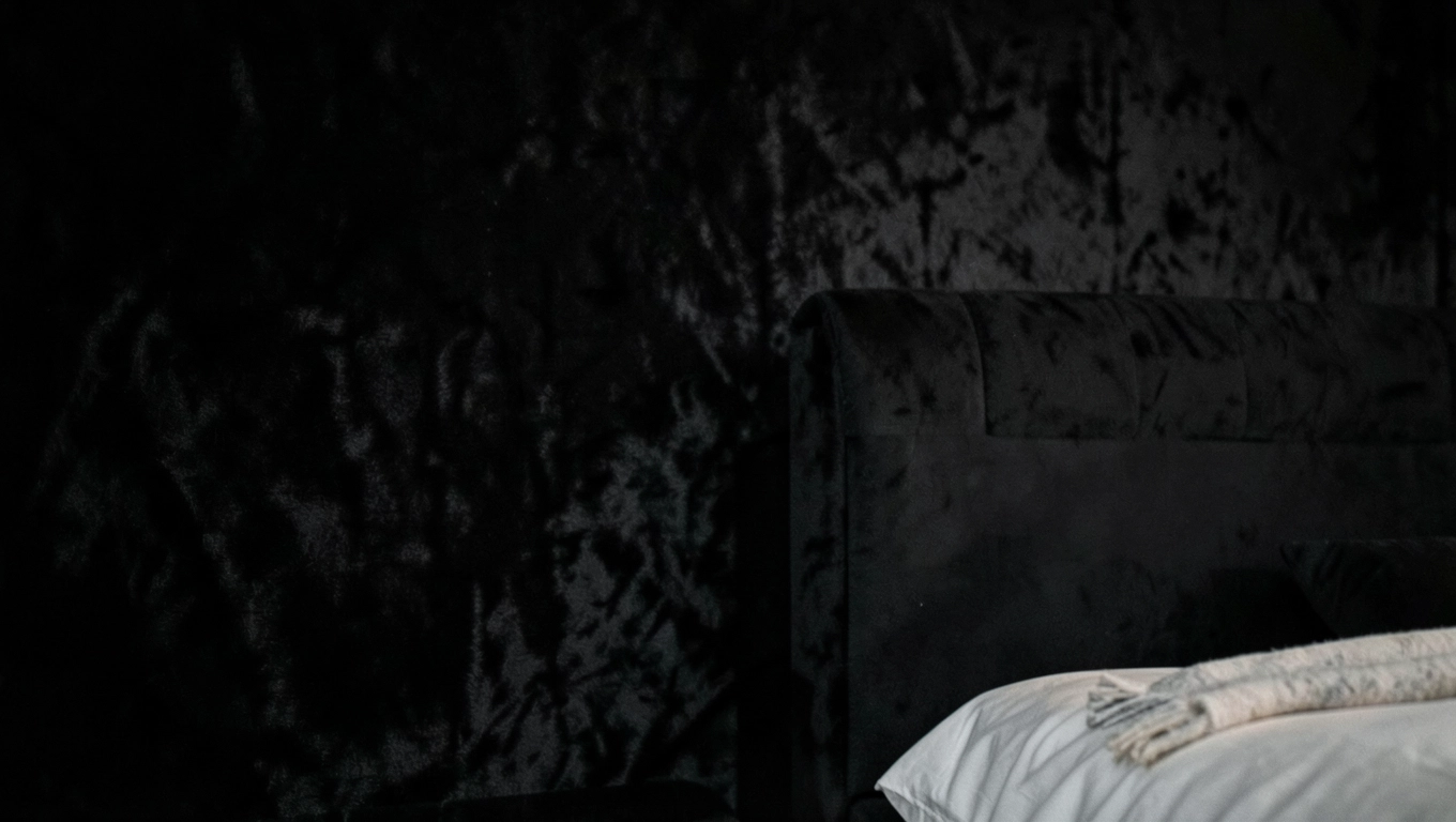 Welurowa czarna tapeta przytulność w sypialni